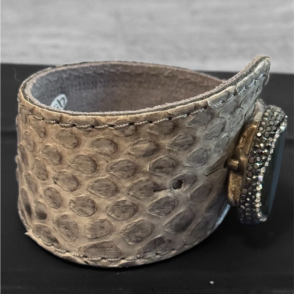 Leathercraft Snake Skin Fleur de Lis Adjustable Bracelet Rhinestone & Emerald - Picture 5 of 6